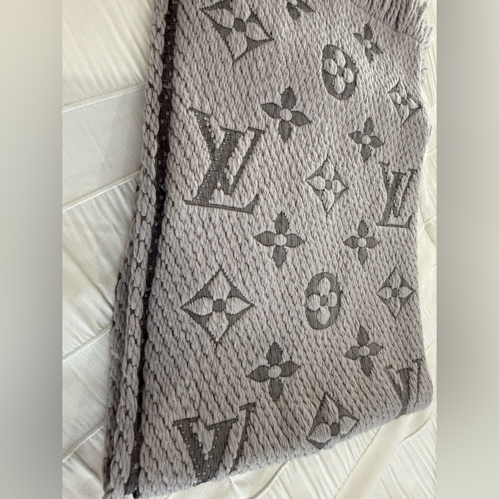 AUTHENTIC! Louis Vuitton Gray Monogram Scarf. PRICE REDUCED! Great condition! - Picture 8 of 8